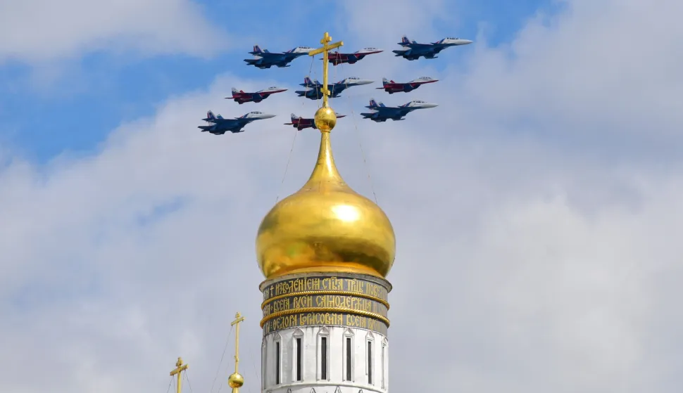 epa12085615 A handout photo made available by Photo host Agency RIA Novosti shows Russian military jets flying during the Victory Day military parade, marking the 80th anniversary of victory in the Great Patriotic War, on the Red Square in Moscow, Russia, 09 May 2025. Russia marks the 80th anniversary of the victory in World War II over Nazi Germany and its allies. The Soviet Union lost 27 million people in the war. EPA/Pavel Lisitsin/HOST PHOTO AGENCY RIA NOVOSTI/HANDOUT HANDOUT EDITORIAL USE ONLY/NO SALES