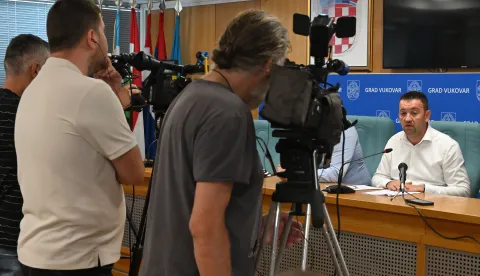 Vukovar, 22.08.2025. - U Gradskoj vijećnici gradonačelnik Vukovara Marijan Pavliček sa suradnicima održao konferenciju za medije na temu Odluke o mjerilima za naplatu usluga dječjih vrtića Grada Vukovara. foto HINA/Gordan PANIĆ/ gp