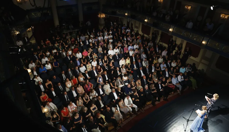 Sarajevo, 15.08.2025. - Svjetskom premijerom filma "Paviljon" bosanskohercegovačkog redatelja Dine Mustafića nastalog po scenariju hrvatskog novinara i pisca Viktora Ivančića u petak je otvoreno 31. izdanje Sarajevo Film Festivala (SFF), najveće regionalne filmske smotre. foto HINA/ FENA/ Almir Razić/ ml.