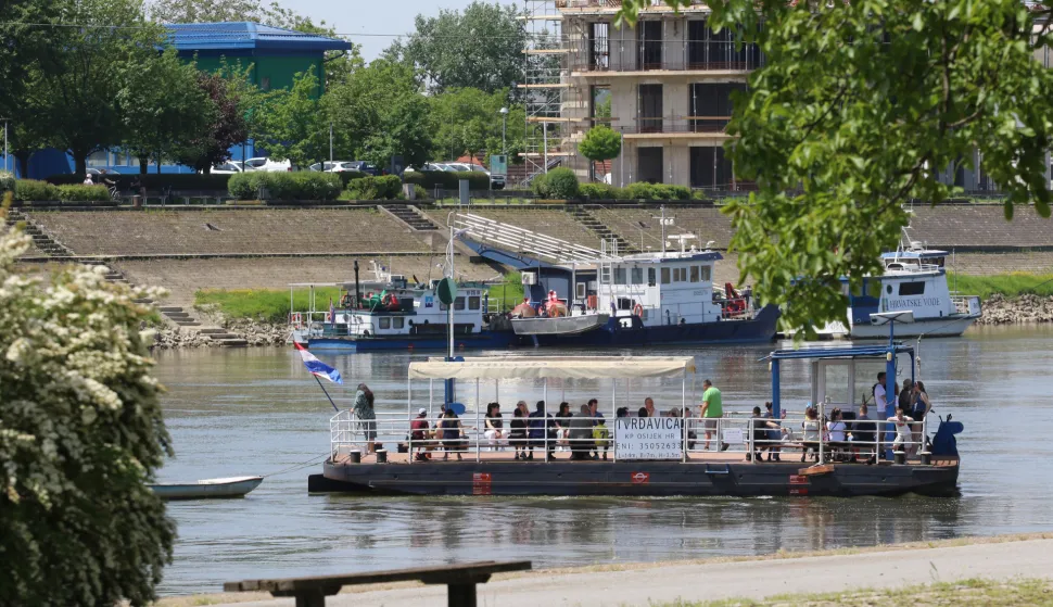 Osijek, 03. 05. 2025, Lijeva obala, kompa, ilustracija, slobodnjak.snimio GOJKO MITIĆ