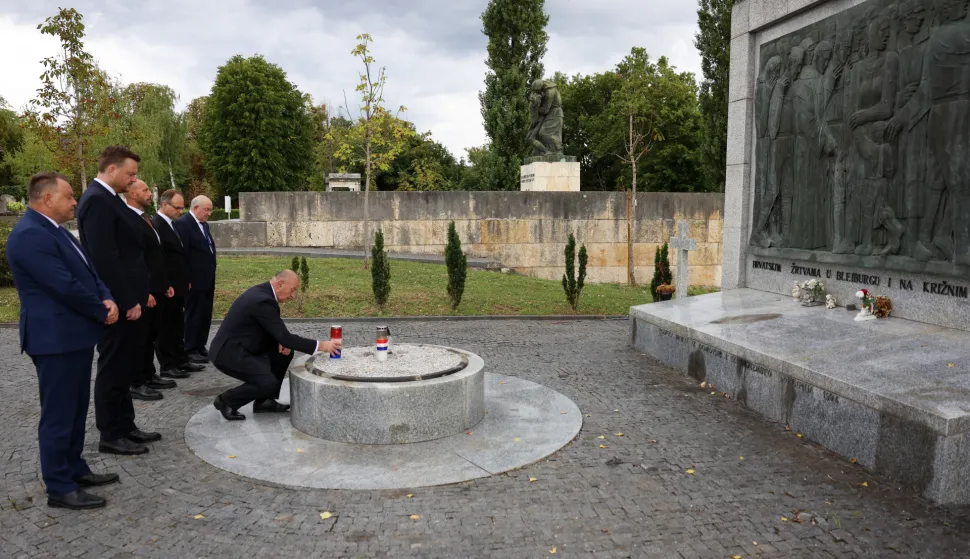 Tagreb, 23.08.2025 - Prigodom obilježavanja Europskog dana sjećanja na žrtve svih totalitarnih i autoritarnih režima, izaslanstvo Vlade RH zapalilo je svijeće ispred spomenika "Glas hrvatske žrtve - Zid boli", Grobnice narodnih heroja, groba Brune Bušića, Spomen-obilježja hrvatskih žrtava Bleiburga i križnih putova i groba prvog hrvatskog predsjednika dr. Franje Tuđmana. Na slici potpredsjednik Vlade i ministar hrvatskih branitelja Tomo Medved, potpredsjednik Vlade i ministar financija Marko Primorac, ministar pravosuđa, uprave i digitalne transformacije Damir Habijan, predstojnik Ureda predsjednika Vlade Zvonimir Frka Petešić, posebni savjetnik predsjednika Vlade Mate Granić, saborski zastupnik Ante Deur zapalili su svijeću kod Spomen-obilježja hrvatskih žrtava Bleiburga i križnih putova.foto HINA/ Damir SENČAR/ ds
