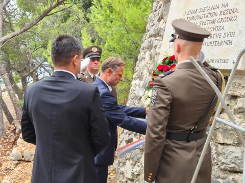 Sveti Grgur, 23.8.2025. - Predsjednik Hrvatskoga sabora Gordan Jandroković na obilježavanju Europskog dana sjećanja na žrtve svih totalitarnih i autoritarnih režima. foto HINA/ Sabor/ Andrina Perić/ ml