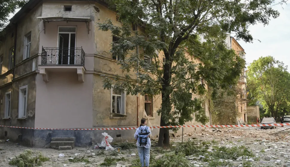 epa12313934 People walk at the site of a Russian strike on a residential area after a massive overnight attack in Lviv, Ukarine, 21 August 2025, amid the ongoing invasion. One person was killed and at least three others were injured in the western Ukrainian city after Russia launched a large-scale assault involving at least 40 missiles of different types and 574 drones across the country, according to the State Emergency Service. EPA/MYKOLA TYS