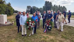 Osijek, 23.8.2025. - Polaganjem vijenaca kod drvenog križa na Biljskoj cesti u subotu je obilježena 34. godišnjica protjerivanja 20.000 stanovnika Baranje nesrpske nacionalnosti, koja je završila 23. kolovoza 1991. godine velikosrpskom okupacijom tog dijela Hrvatske. foto HINA/ Tomislav PRUSINA/ tp
