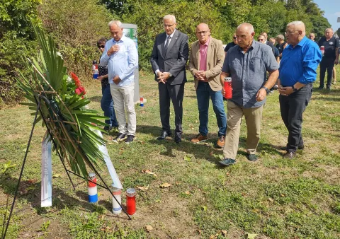 Osijek, 23.8.2025. - Polaganjem vijenaca kod drvenog križa na Biljskoj cesti u subotu je obilježena 34. godišnjica protjerivanja 20.000 stanovnika Baranje nesrpske nacionalnosti, koja je završila 23. kolovoza 1991. godine velikosrpskom okupacijom tog dijela Hrvatske. foto HINA/ Tomislav PRUSINA/ tp