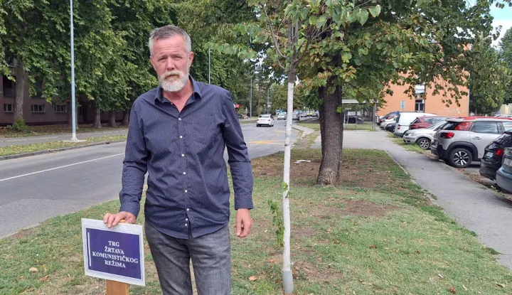 ovodom Europskog dana sjećanja na žrtve svih totalitarnih i autoritarnih režima u Svačićevoj ulici u Osijeku HSP Osječko-baranjske županije postavio je ploču s natpisom "Trg žrtava komunističkog režima.Na slici Drago Marković, poznati osječki prava&scaron; i predsjednik Udruge dr. Ante Starčević