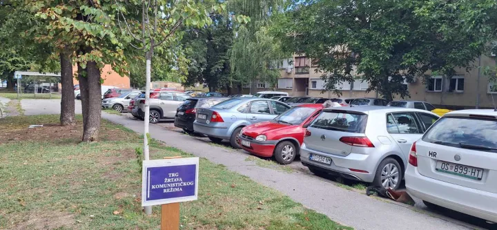 ovodom Europskog dana sjećanja na žrtve svih totalitarnih i autoritarnih režima u Svačićevoj ulici u Osijeku HSP Osječko-baranjske županije postavio je ploču s natpisom "Trg žrtava komunističkog režima