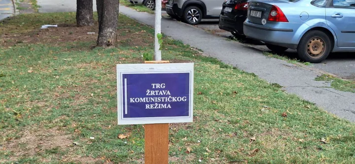 Povodom Europskog dana sjećanja na žrtve svih totalitarnih i autoritarnih režima u Svačićevoj ulici u Osijeku HSP Osječko-baranjske županije postavio je ploču s natpisom "Trg žrtava komunističkog režima