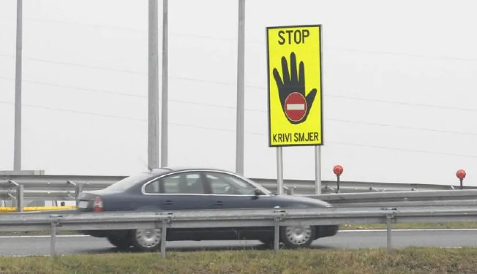 ?29.11.2008.,Karlovac - Zbog voznje u zabranjenom smjeru na autocesti A1 kod Bosiljeva sinoc oko 22,30 sati sudarila su se dva automobila, pri cemu su dvije osobe tesko ozlijedjene, a jedna lakse.Policija navodi kako je 63-godisnji vozac osobnog automobila "Alfa Romeo" iz Koprivnice, nakon ulaska na auto-cestu u cvoru Bosiljevo krenuo u smjeru mora, iako je to dio autoceste kojom se prometuje prema Zagrebu, te je na 63. kilometru udario u "Hondu" koju je vozio 24-godisnjak iz Ogulina. Teske tjelesne ozljede zadobila su oba vozaca, a lakse putnik iz "Honde". Buduci da je zbog ulaza u krivi smjer u Bosiljevu prosle godine vec doslo do teske prometne nesrece sa smrtnim ishodom, ovog je travnja u Bosiljevu postavljena visemetarska velika ploca s prikazom rasirene sake i tekstom "STOP, KRIVI SMJER".Photo Kristina Stedul Fabac/Vecernji list------crna4 st