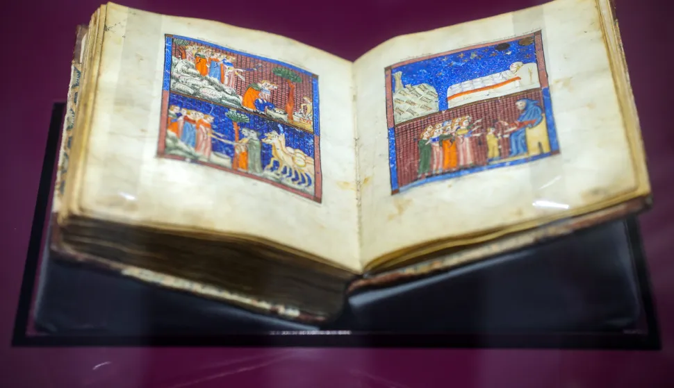 01.02.2020., Sarajevo, Bosna i Hercegovina - Povodom 132. rodjendana Zemaljskog muzeja otvorena je soba Sarajevske hagade. Sarajevska hagada je zidovski rukopisno-oslikani kodeks koji je nastao u drugoj polovini 14. stoljeca na sjeveru Spanjolske. U Bosnu i Hercegovinu donijeli su je protjerani Sefardi. Ova hagada pripada skupini sefardskih hagada, a njih je u cijelom svijetu sacuvano ukupno 15. Na hebrejskom jeziku hagada je prica i smatra se jednom od najljepsih knjiga ove vrste. Hagada je u ratu sacuvana u jednoj od dzamija na Bjelasnici a prije toga, pripadala je sarajevskoj jevrejskoj porodici Kohen.rPhoto: Armin Durgut/PIXSELL