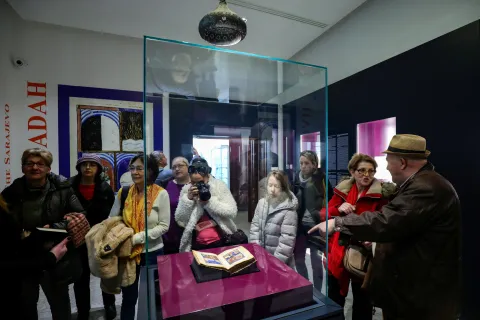 01.02.2020., Sarajevo, Bosna i Hercegovina - Povodom 132. rodjendana Zemaljskog muzeja otvorena je soba Sarajevske hagade. Sarajevska hagada je zidovski rukopisno-oslikani kodeks koji je nastao u drugoj polovini 14. stoljeca na sjeveru Spanjolske. U Bosnu i Hercegovinu donijeli su je protjerani Sefardi. Ova hagada pripada skupini sefardskih hagada, a njih je u cijelom svijetu sacuvano ukupno 15. Na hebrejskom jeziku hagada je prica i smatra se jednom od najljepsih knjiga ove vrste. Hagada je u ratu sacuvana u jednoj od dzamija na Bjelasnici a prije toga, pripadala je sarajevskoj jevrejskoj porodici Kohen.rPhoto: Armin Durgut/PIXSELL