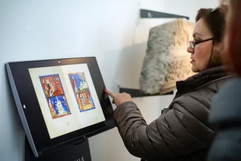 01.02.2020., Sarajevo, Bosna i Hercegovina - Povodom 132. rodjendana Zemaljskog muzeja otvorena je soba Sarajevske hagade. Sarajevska hagada je zidovski rukopisno-oslikani kodeks koji je nastao u drugoj polovini 14. stoljeca na sjeveru Spanjolske. U Bosnu i Hercegovinu donijeli su je protjerani Sefardi. Ova hagada pripada skupini sefardskih hagada, a njih je u cijelom svijetu sacuvano ukupno 15. Na hebrejskom jeziku hagada je prica i smatra se jednom od najljepsih knjiga ove vrste. Hagada je u ratu sacuvana u jednoj od dzamija na Bjelasnici a prije toga, pripadala je sarajevskoj jevrejskoj porodici Kohen.rPhoto: Armin Durgut/PIXSELL