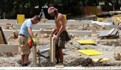 02.08.2017., Rijeka - Radnici na gradilistu djecjeg vrtica Djurdjice osvjezenje od vrucine pronalaze jedino u hladnoj vodi. Photo: Goran Kovacic/PIXSELL------tri stupca novosti