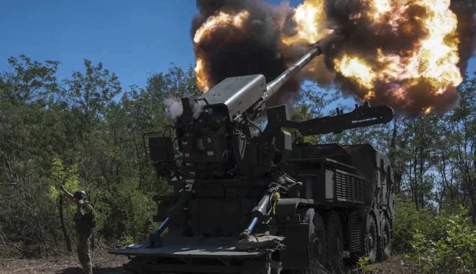 epa12313109 Servicemen of the 44th Separate Artillery Brigade fire the 2S22 'Bohdana' on the frontline in the Zaporizhzhia region, Ukraine, 20 August 2025, amid the ongoing Russian invasion. The Bohdana is a 155 mm NATO-standard caliber, self-propelled howitzer developed in Ukraine. EPA/STRINGER