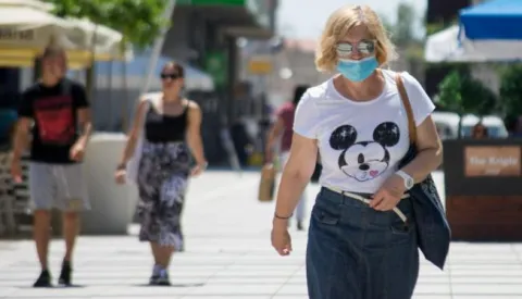 OSIJEK- 07.07.2020., ljudi setaju sa zastitnim maskama zbog ponove pojave koronavirusa, slobodnjak.Foto: Andrea Ilakovac