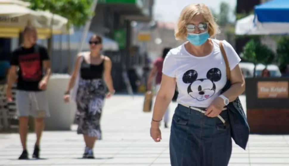 OSIJEK- 07.07.2020., ljudi setaju sa zastitnim maskama zbog ponove pojave koronavirusa, slobodnjak.Foto: Andrea Ilakovac