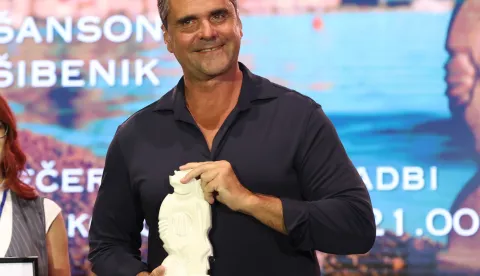 23.08.2025., Sibenik --Odrzana zavrsna vecer 28. Dalmatinske sansone Sibenik 2025.-natjecateljska vecer.Podjela nagrada.Prva nagrada zirija,Djani Stipanicev. Photo: Dusko Jaramaz/PIXSELL