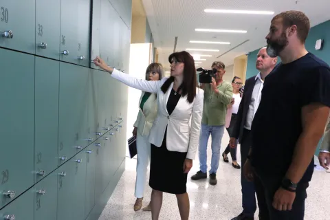 Osijek, 25. 08. 2025, I.gimnazija Osijek, gotovi radovi na zgradi.... obilazak završene I. gimnazije, Nataša Tramišak, Dragan Vulin...snimio GOJKO MITIĆ