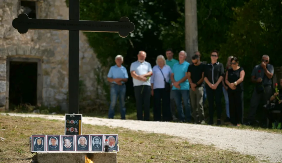 Grubori, 25.08.2025. - Predsjednik Srpskog narodnog vijeća (SNV) Boris Milošević kazao je u ponedjeljak, na komemoraciji za civilne žrtve rata ubijene tokom i nakon VRA ''Oluja'' u selu Plavnom i njegovom zaseoku Grubori pored Knina, kako ni 30 godina poslije do pravde nije došlo. foto HINA/ SNV/ Sandro LENDLER/ tm