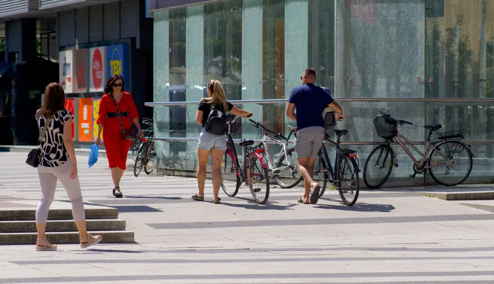 Osijek, 25. 08. 2025., slobodnjaci - vožnja bicikla na Trgu Slobode, biciklist; biciklisti; zabrana vožnje; trg; prolaznik; prolaznici; pješak; pješaciSNIMILA: LAURA BUNJEVAC