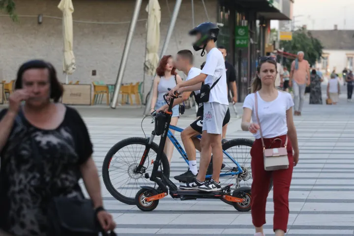 Osijek, 05. 06. 2025, Trg Slobode, oko 19 sati. Problem prometovanja električnim romobilima na Trgu Slobode, največi problem rade mladđi vozači e romobila.... žale se čitatelji. Ilustracija.snimio GOJKO MITIĆ