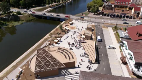 VINKOVCISvečano je otvoren, čak 35 dana prije planiranog završetka radova, rekonstruirani Trg Vinkovačkih jeseni, vrijedan 1,8 milijuna eura, financiran sa 74 posto iz fondova Europske unije, a s 26 posto iz gradskog proračuna.25. 8. 2025.