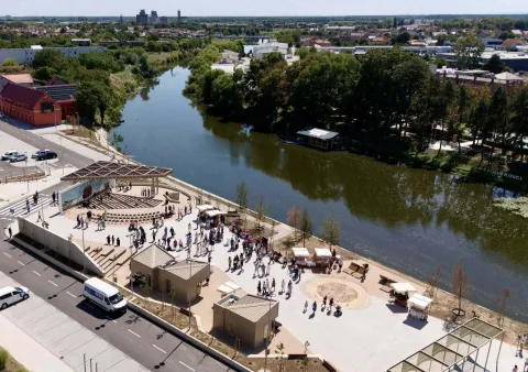 VINKOVCISvečano je otvoren, čak 35 dana prije planiranog završetka radova, rekonstruirani Trg Vinkovačkih jeseni, vrijedan 1,8 milijuna eura, financiran sa 74 posto iz fondova Europske unije, a s 26 posto iz gradskog proračuna.25. 8. 2025.