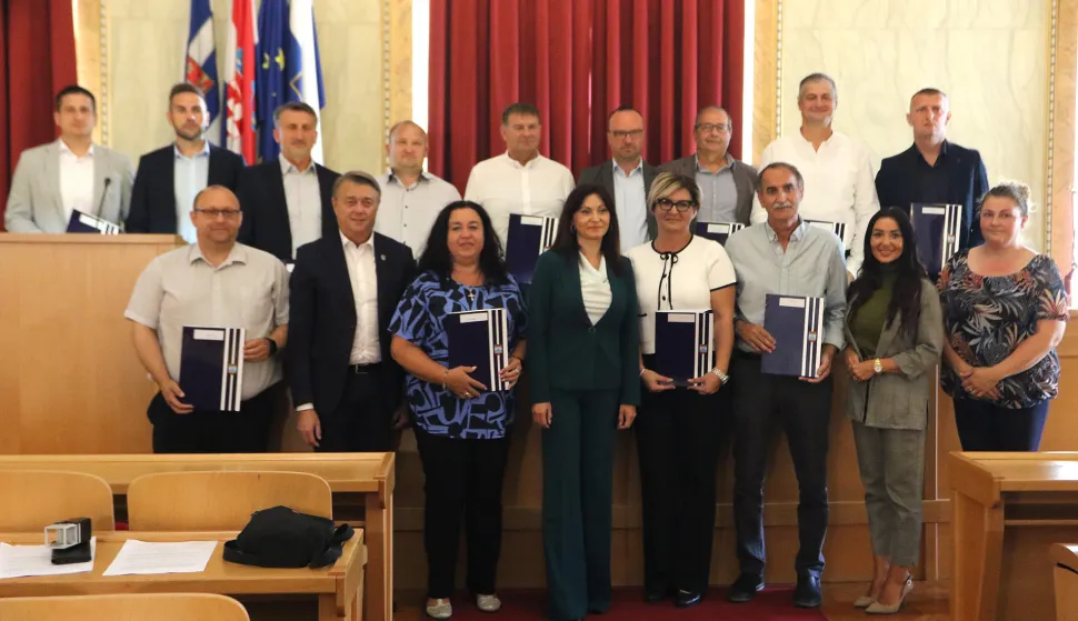 Osijek 26. 08. 2925, Velika vjećnica Županije - dodjela potpora za projekte 13 lokalnih samouprava. snimio GOJKO MITIĆ