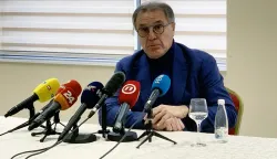 Mostar, 23.12.2022 - Bivi Dinamov izvrni dopredsjednik i savjetnik te bjegunac pred hrvatskim pravosuđem Zdravko Mamić, pozvao je u petak u Mostaru predsjednika GNK Dinama Mirka Bariića da ode iz kluba zajedno s jo sedam članova vodećih tijela kluba koje predvodi član uprave Kreimir Antolić, za kojega je ustvrdio da unitava Dinamo. foto HINA/ Zoran KREIĆ/ ik