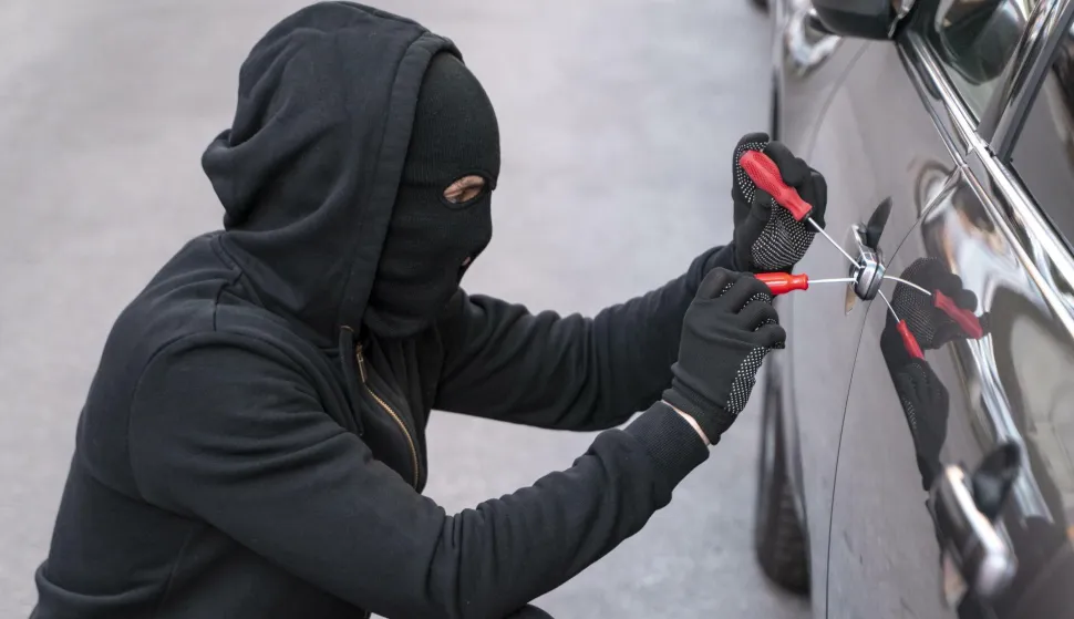 Ukraden novac iz jednog zaključanog i dva otključana automobila