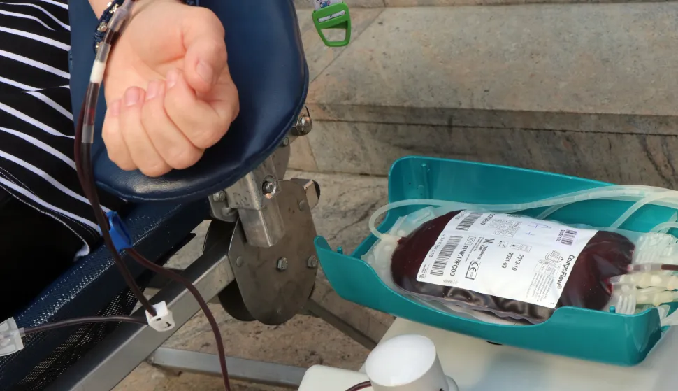 23.04.2020., Osijek - koronavirus, COVID-19, Gradsko društvo Crvenog križa u Osijeku i Klinički zavod za transfuzijsku medicinu KBC Osijek organizirali su akciju dobrovoljnog davanja krvi u prostorijama Esseker centra. Odaziv davalaca bio je velik, bilo ih je od mladih do starije dobi. Foto: Željko Šepić