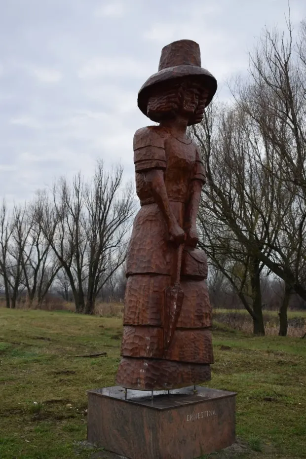 Zgodno je primijetiti sličnosti Ernestine i Alexandre po karakterističnom &scaron;e&scaron;iru koje su obje nosile