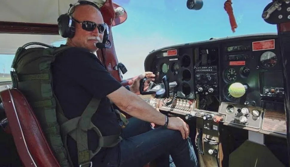 VINKOVCIStari Vinkovčani znaju, a i mladima je to sve poznatije, da je nedaleko od njihova grada mali aerodrom na koji mogu slijetati ultralaki i manji putnički zrakoplovi, a tu se može i pohađati škola za pilote pod budnim okom iskusnog profesionalnog pilota Milana Mravinca, upravitelja Aerodroma Sopot i voditelja Zrakoplovne škole pri Zrakoplovnom klubu Vrabac, osnovanom prije više od tri desetljeća, o čemu govori monografija autora Ante Miljka, jednog od prvih vinkovačkih letača.2025.