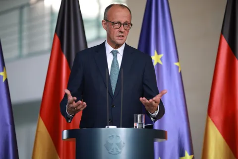 epa12268943 German Chancellor Friedrich Merz delivers a statement at the chancellery following a meeting of the government's security cabinet in Berlin, Germany, 28 July 2025. EPA/CLEMENS BILAN