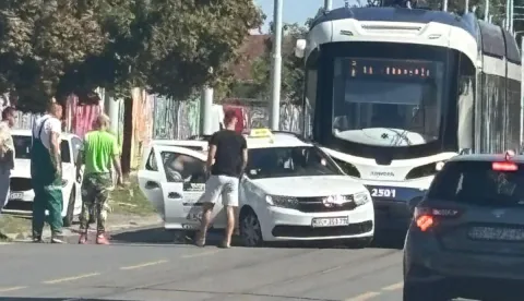 Sudar tramvaja i taksija u Divaltovoj ulici