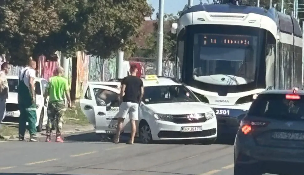 Sudar tramvaja i taksija u Divaltovoj ulici
