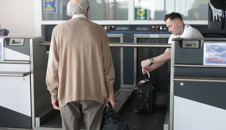 Klisa, 13. 06. 2025., Zračna luka Osijek, ZLO, obilazak, detalji, ilustracije, check in; predaja kofera; prtljaga; prijava; let; zrakoplov; putnici; putnik; turist; turisti; umirovljenikSNIMIO BRUNO JOBST