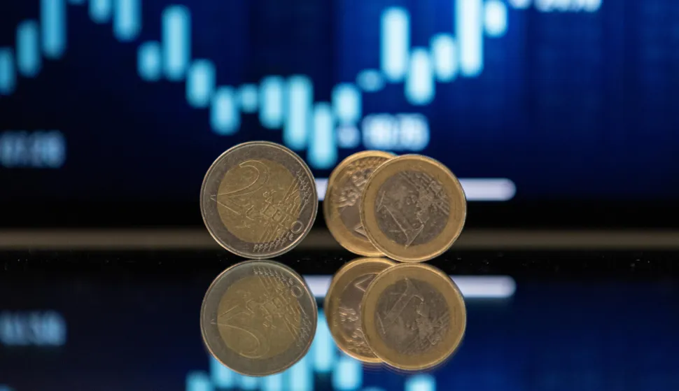 Zagreb, 22.02.2023 - Prvi put, u Hrvatskoj u srijedu je u 8 sati počeo upis državnih obveznica namijenjenih građanima, tzv. narodnih obveznica, minimalni ulog je 500 eura, a minimalna kamatna stopa koja će se obračunavati je 3,25 posto godišnje.Ilustracija, kovanica, graf, inflacija, euro, bdp, obveznica.foto HINA/ Damir SENČAR/ ds