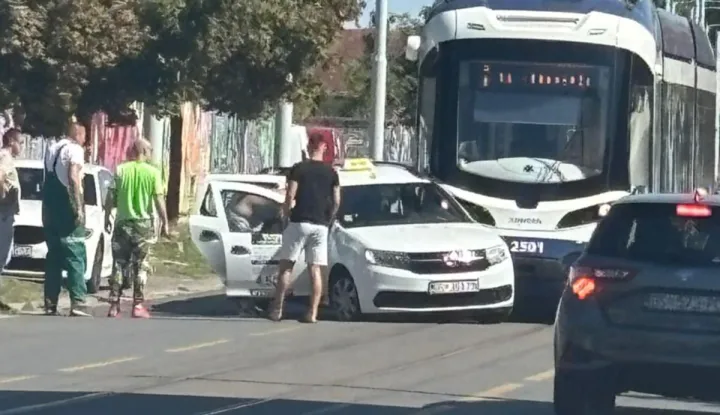 Sudar tramvaja i taksija u Divaltovoj ulici