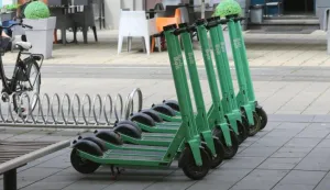 Osijek, 13. 05. 2021, Zupanijska ulica, Trg Ivana Pavla II. jedna od baznih postaja za Boltove e- romobile, Bolt, e-mobilnost. Slobodnjak, ilustracija.snimio GOJKO MITIC