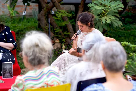 Osijek, 26. 08. 2025., Čitanje knjige Julijane Matanović "Stoji ti put", Udruga Plantaža, Julijana Matanović, čitanje; knjiga; autorica; publika; čitatelji; Antonia Mrkonjić; kultura