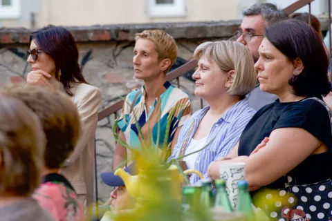 Osijek, 26. 08. 2025., Čitanje knjige Julijane Matanović "Stoji ti put", Udruga Plantaža, Julijana Matanović, čitanje; knjiga; autorica; publika; čitatelji; kultura