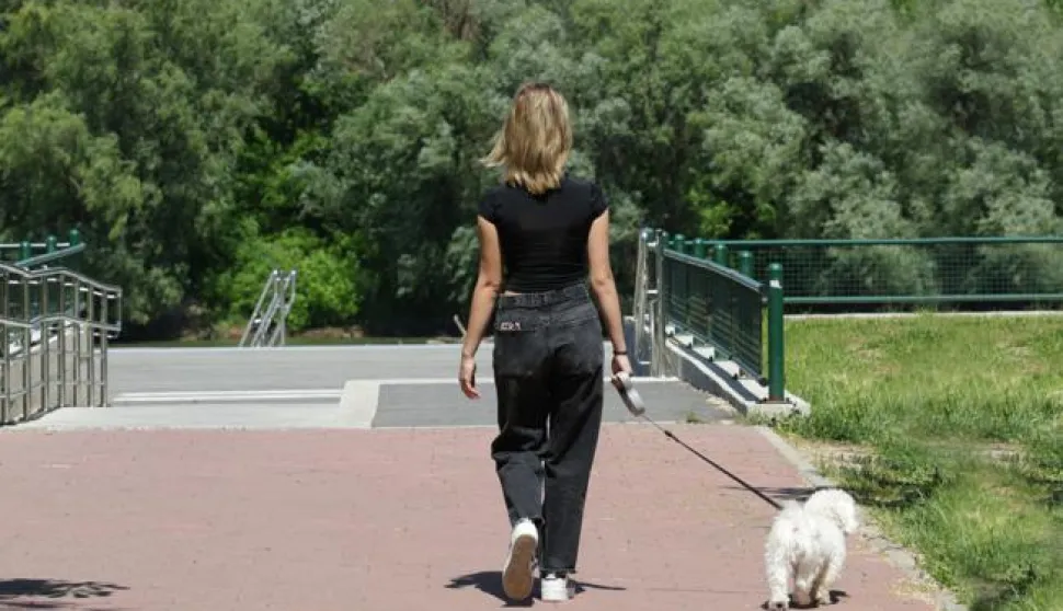 Osijek, 29. 04. 2024., Donjogradsko setaliste (kod kozare), setnja s psom, pas setnja, suncano vrijeme, toplo vrijeme, vjezbanje, slobodnjak, slobodnjaciSNIMIO BRUNO JOBST