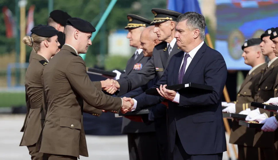 Zagreb, 28.08.2025 - Predsjednik Republike Hrvatske i vrhovni zapovjednik Oružanih snaga RH Zoran Milanović uručo je će prve časničke činove 17., 18. i 19. naraštaju kadeta Hrvatskog vojnog učilišta "Dr. Franjo Tuđman" diplomiranih u jesenskom roku. Na slici predsjednik Zoran Milanović, načelnik GS OSRH Tihomir Kundid.foto HINA/ Damir SENČAR/ds
