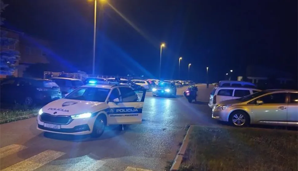 Pijana vozačica zabila se autom u parkirano vozilo u Novoj Gradiški, ilustracija, policija, nesreća, mrak