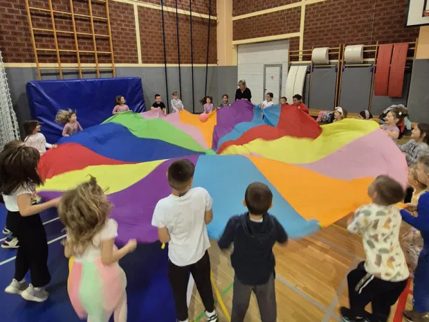 VINKOVCIIz Odjela za društvene djelatnosti Grada Vinkovaca poručuju kako je sve spremno za novu pedagošku godinu u Vinkovcima, koja počinje u ponedjeljak, 1. rujna, i podsjećaju kako prvi put svako dijete ima osigurano mjesto u vrtiću. Novost je i da svako treće i iduće dijete u obitelji od ove godine ima besplatan vrtić, bio on gradski ili privatni.2025.