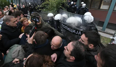 Novi Sad, 20.11.2024.- Oporbeni zastupnici Skup?tine Srbije i Autonomne pokrajine Vojvodine, kao i gradski vije?nici, od osam sati u srijedu ponovno blokiraju ulaz u zgradu novosadskog suda i tu?iteljstva, a suprotstavlja im se kordon policije u opremi za razbijanje demonstracija. Oporba zahtjeva da se puste osobe koje su pritvorene poslije gra?anskog prosvjeda u Novom Sadu 5. studenog koji je organiziran iz revolta zbog obru?avanja nadstre?nice na ?eljezni?kom kolodvoru, kada je smrtno stradalo 15 osoba dok su dvije i dalje u te?kom stanju. foto HINA/ TANJUG/ NENAD MIHAJLOVI?/ ua