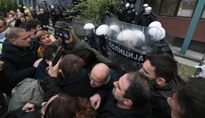 Novi Sad, 20.11.2024.- Oporbeni zastupnici Skup?tine Srbije i Autonomne pokrajine Vojvodine, kao i gradski vije?nici, od osam sati u srijedu ponovno blokiraju ulaz u zgradu novosadskog suda i tu?iteljstva, a suprotstavlja im se kordon policije u opremi za razbijanje demonstracija. Oporba zahtjeva da se puste osobe koje su pritvorene poslije gra?anskog prosvjeda u Novom Sadu 5. studenog koji je organiziran iz revolta zbog obru?avanja nadstre?nice na ?eljezni?kom kolodvoru, kada je smrtno stradalo 15 osoba dok su dvije i dalje u te?kom stanju. foto HINA/ TANJUG/ NENAD MIHAJLOVI?/ ua