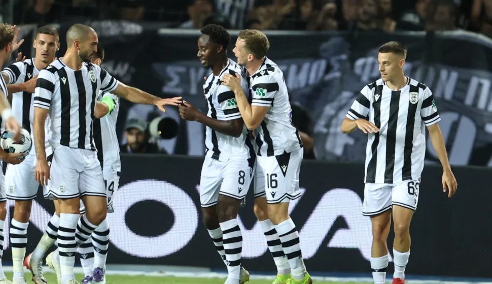 epa12330917 PAOK players celebrate the 1-0 during the UEFA Europa League play-offs, 2nd leg match between PAOK and HNK Rijeka in Thessaloniki, Greece, 28 August 2025. EPA/ACHILLEAS CHIRAS
