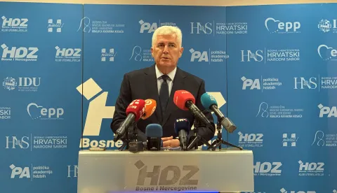 Mostar, 21.07.2025. - Predsjednik HDZ-a Bosne i Hercegovine Dragan Čović zauzeo se za &scaron;to skorije zatvaranje Ureda visokog međunarodnog predstavnika u zemlji, smatra da bi to natjeralo domaće političare da donose te&scaron;ke odluke, uključujući izmjene Izbornog zakona, na čemu Hrvati već dugo inzistiraju. Na fotografiji Dragan Čović. foto HINA/ Zoran KRE&Scaron;IĆ/ tm